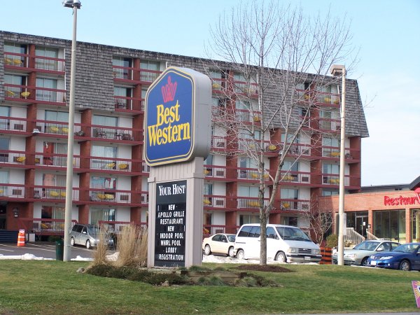 Front of the Best Western Fallsview