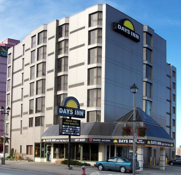 Front of the Days Inn Near The Falls