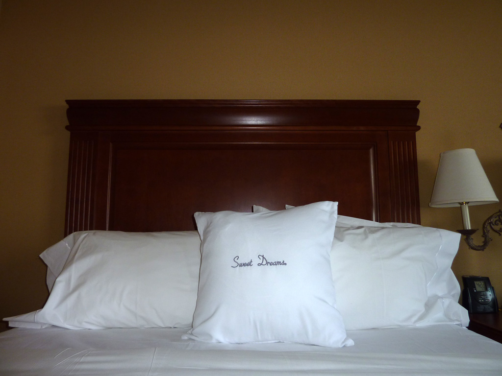 20100415 Doubletree Fallsview Resort & Spa by Hilton - Bed