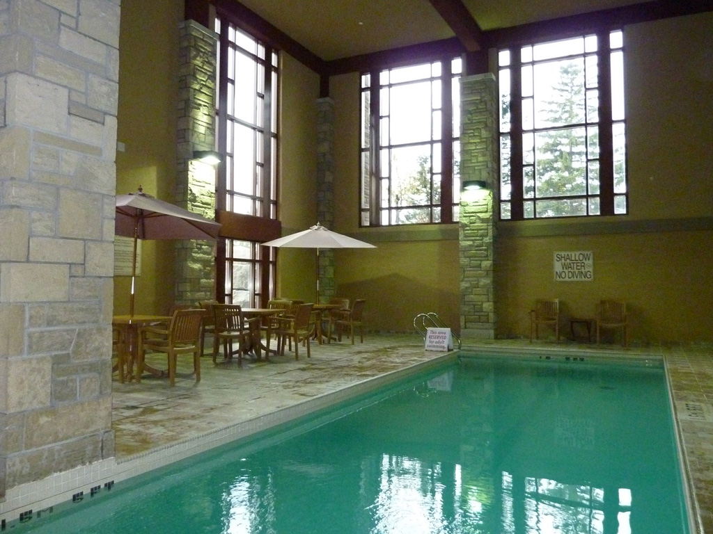 20100415 Doubletree Fallsview Resort & Spa by Hilton - Pool 03